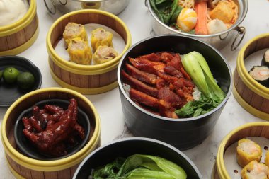 Taze pişmiş Çin yemeğinin fotoğrafı..