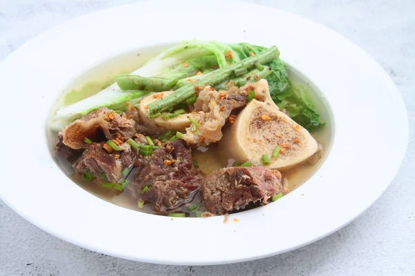 新熟的菲律宾食品Bulalo或牛肉和肉骨髓汤加蔬菜的照片 — 图库照片