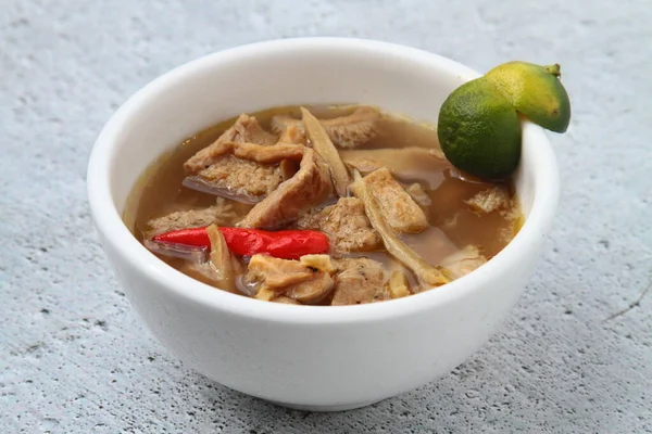 新烹调的菲律宾食品叫木瓜或牛肉内脏在苦汤中的照片 — 图库照片