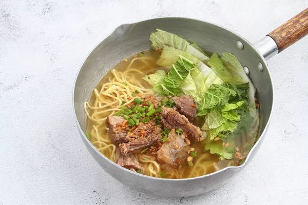 新熟的菲律宾菜Beef Mami或面汤中的牛肉的照片 — 图库照片