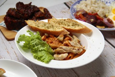 Sarımsaklı makarna ve taze pişmiş makarna fotoğrafı..