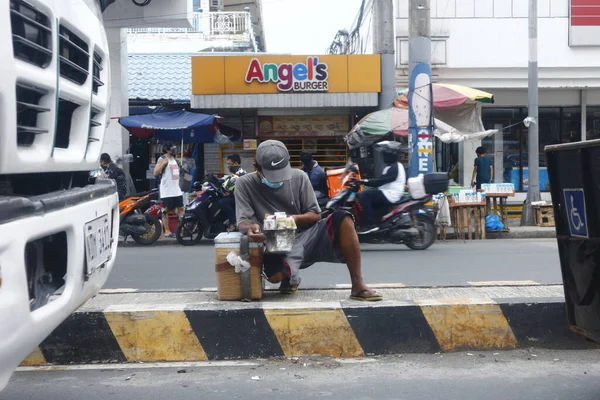 Quezon City Filipinas Julio 2021 Vendedor Ambulante Cigarrillos Revisa Sus — Foto de Stock
