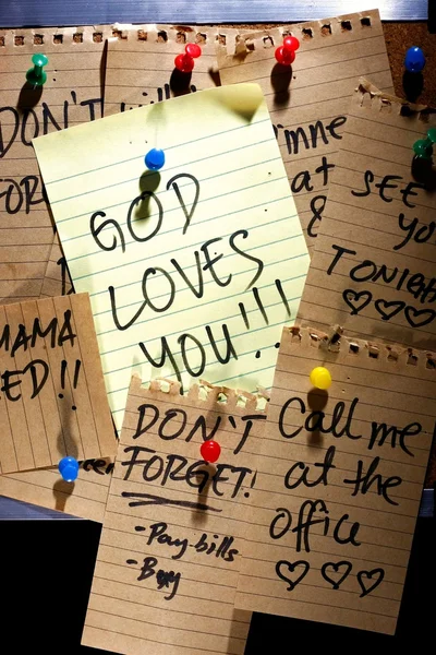 Mensagem ou placa de lembrete com "Deus te ama" nota — Fotografia de Stock