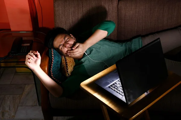 ラップトップ上のアジア十代退屈と見てビデオ — ストック写真