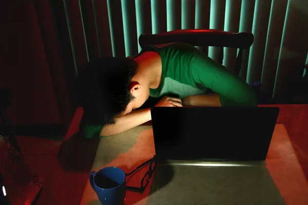 Молодой подросток спит перед ноутбуком — стоковое фото