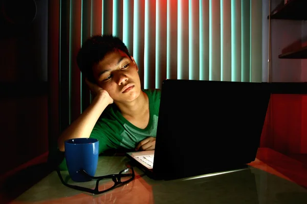 Jovem Adolescente na frente de um computador portátil — Fotografia de Stock