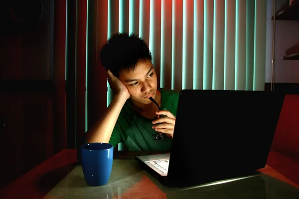 Joven adolescente en frente de un ordenador portátil — Foto de Stock