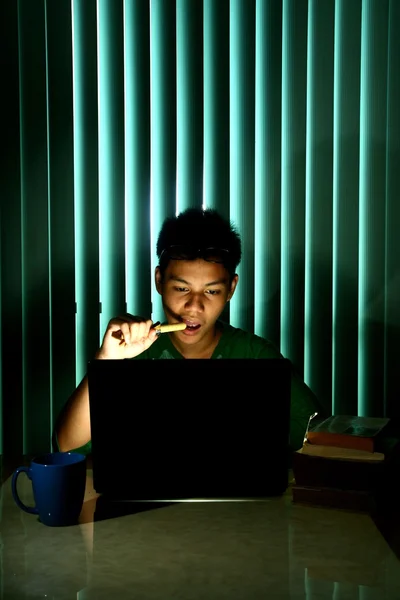 Jovem Adolescente na frente de um computador portátil — Fotografia de Stock