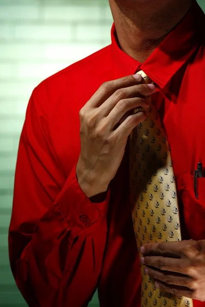 Man wearing red long sleeve shirt and yellow necktie — Stock Photo, Image
