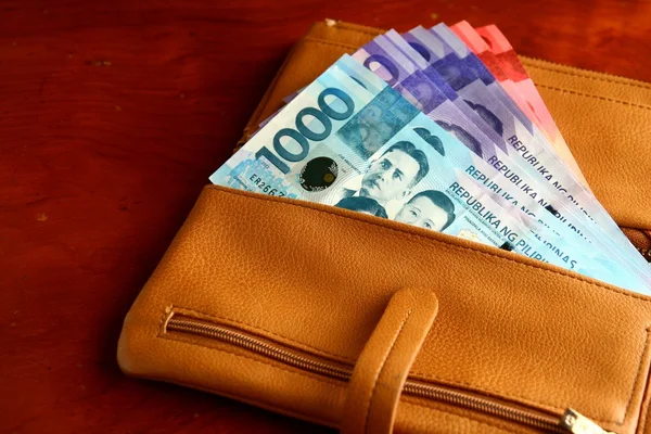 Bani cash într-un portofel din piele — Fotografie, imagine de stoc