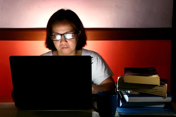 Frau arbeitet am Laptop — Stockfoto