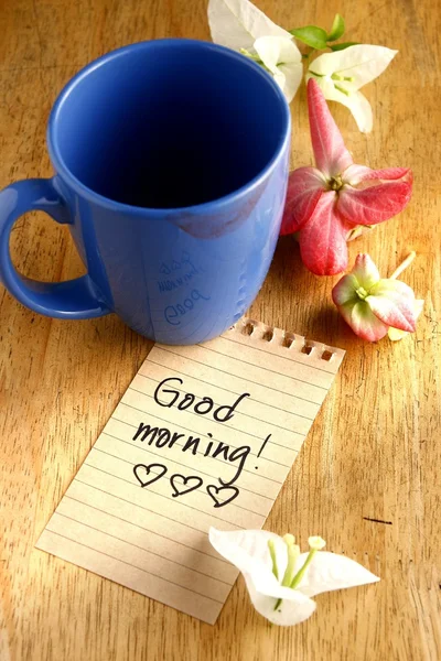 Taza de café con marca de lápiz labial y una nota — Foto de Stock