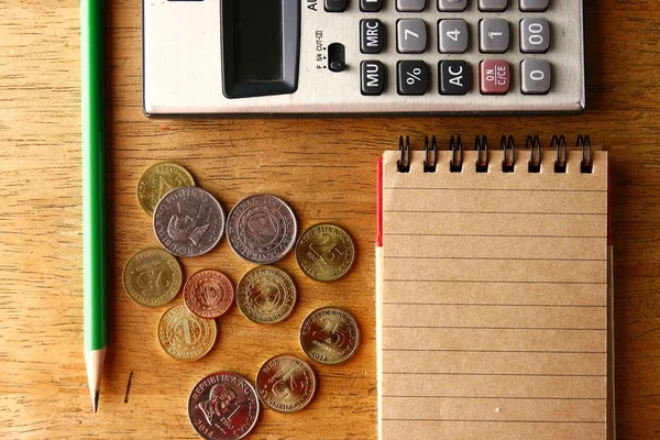 Defter, hesap makinesi, kalem ve para