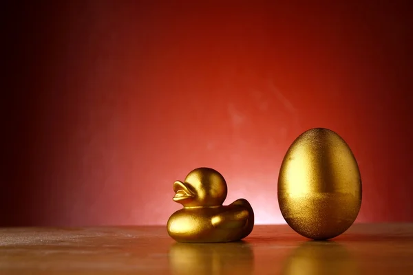 Złote jajo i złoty kaczątko — Zdjęcie stockowe
