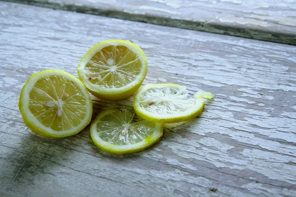 Limão cortado em uma mesa — Fotografia de Stock
