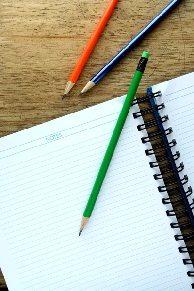 Cuaderno y lápices de colores — Foto de Stock