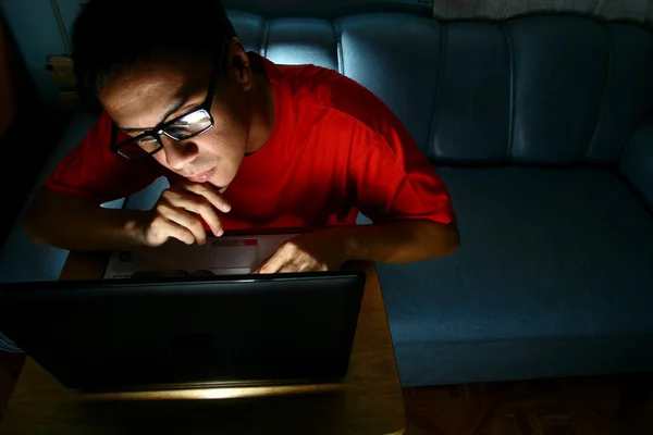 Man working on a laptop computer — Stock Photo, Image