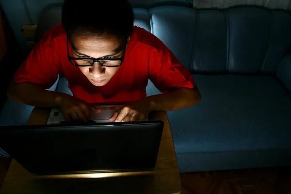 Hombre trabajando en un ordenador portátil — Foto de Stock