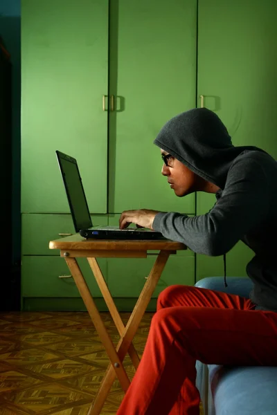Mann arbeitet an einem Laptop — Stockfoto