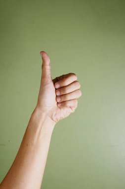 el başparmak yukarı işaret yapmaya