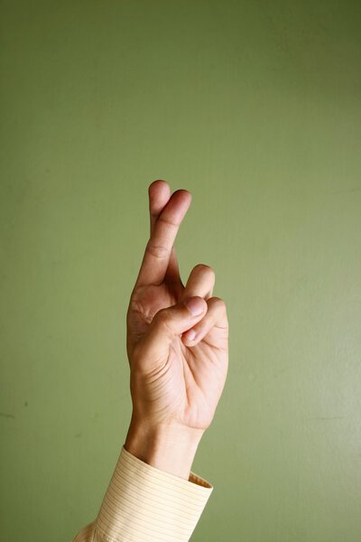 Скрещивание пальцев
