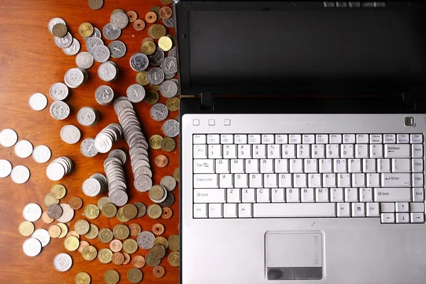 Bärbar dator och mynt — Stockfoto