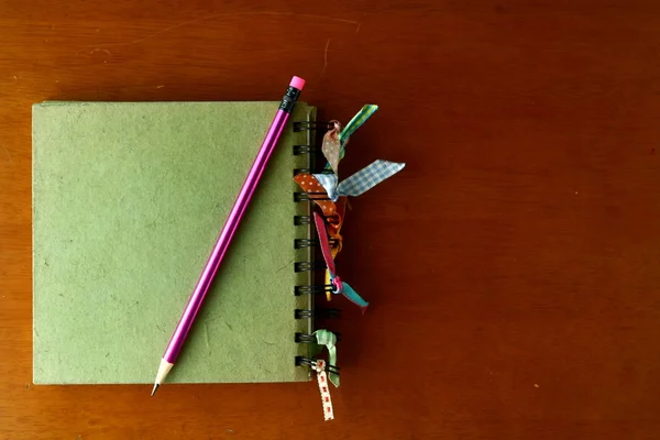 多彩的笔记本和一支铅笔 — 图库照片