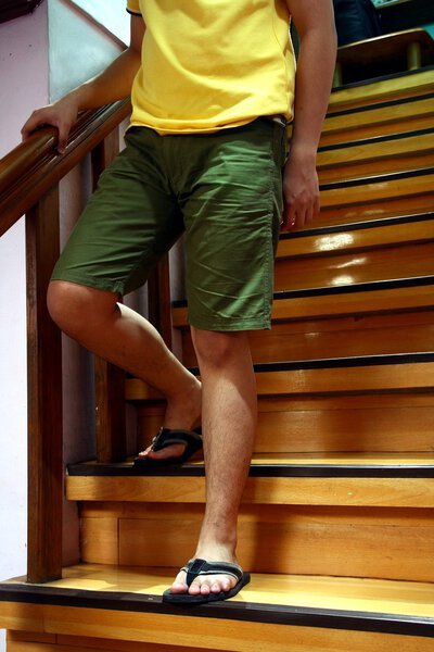 Человек, спускающийся по лестнице
