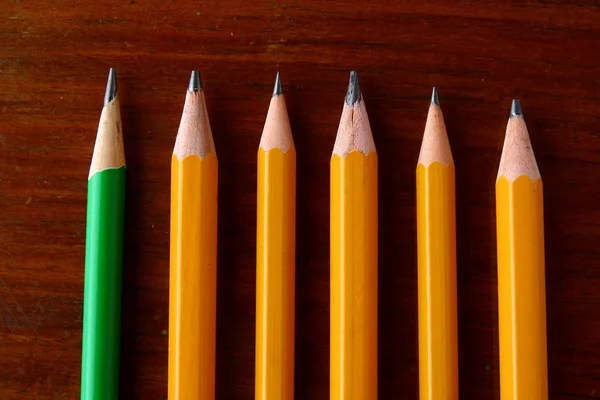 Cinco lápices amarillos y un lápiz verde — Foto de Stock