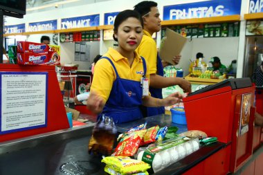 Kasiyeri ve bagger çocuklar bir bakkal Filipinler