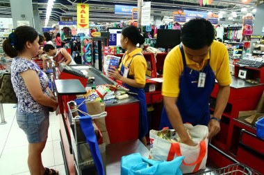 Kasiyeri ve bagger çocuklar bir bakkal Filipinler