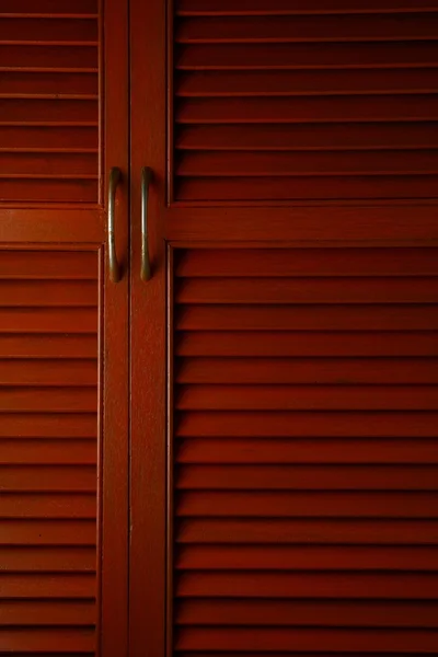 Porte armoire en bois avec poignée en métal — Photo