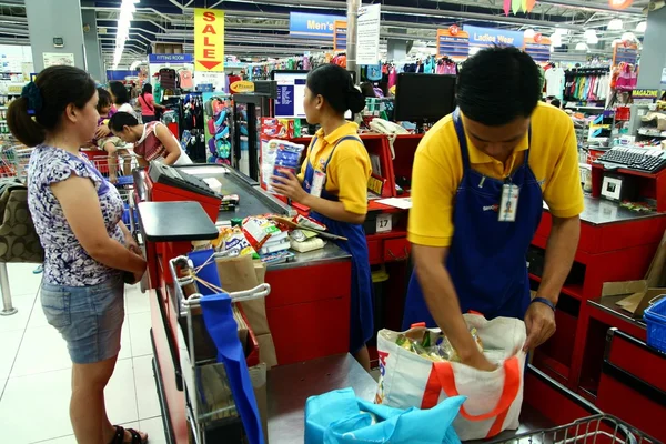 Cajeros y embolsadores en una tienda de comestibles en las Filipinas — Foto de Stock