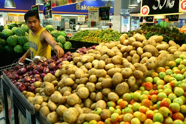 Käufer in einem Lebensmittelgeschäft auf den Philippinen — Stockfoto
