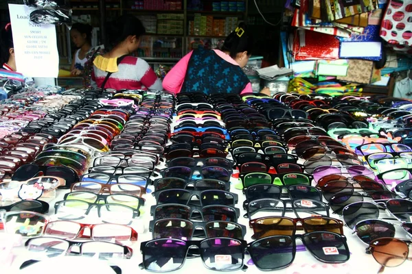 Gafas de sol vendidas en una calle de la ciudad de Antipolo en Filipinas — Foto de Stock