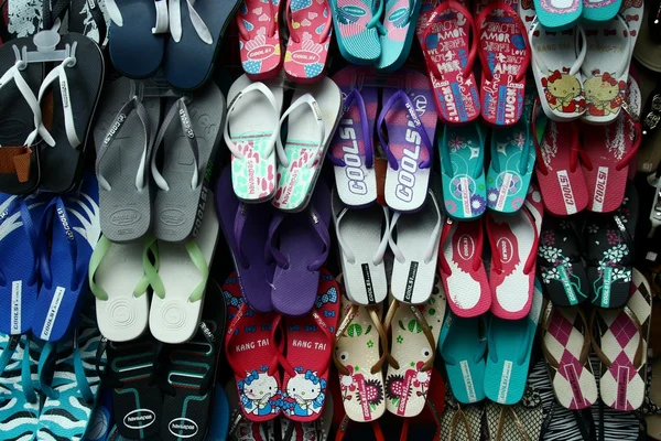 Zapatillas vendidas en una calle de la ciudad de Antipolo en Filipinas — Foto de Stock