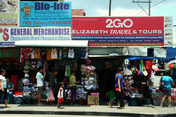 Lojas por uma rua na cidade de Antipolo em filipinas — Fotografia de Stock