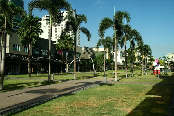 Serendra Park i Bonifacio Global City i Filippinerna — Stockfoto