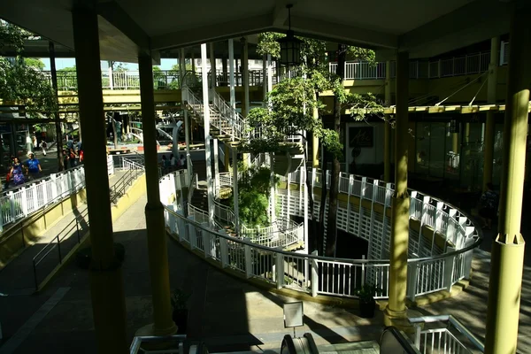 Serendra park in bonifacio globale stadt auf den philippinen — Stockfoto