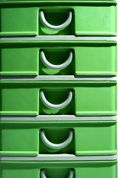 绿色塑料主办方的抽屉里 — 图库照片