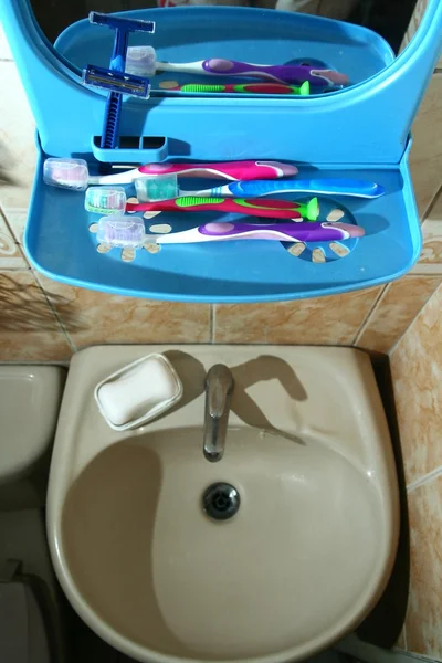 Cepillos de dientes en un organizador de baño con espejo —  Fotos de Stock