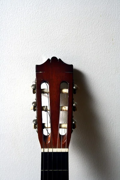 Kopf einer akustischen klassischen Gitarre — Stockfoto
