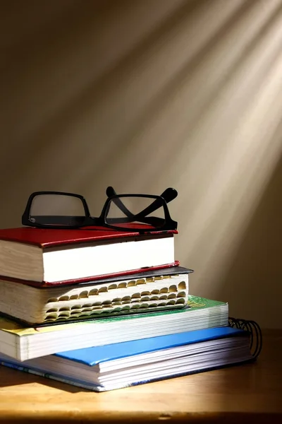 Trave böcker och ett par glasögon — Stockfoto