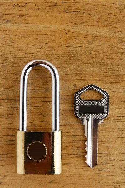 Hangslot en een sleutel — Stockfoto
