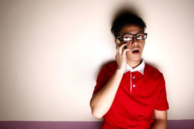 Genç çocuk Smartphone'da konuşuyor