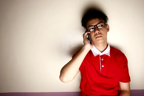 Niño adolescente hablando en un teléfono inteligente — Foto de Stock