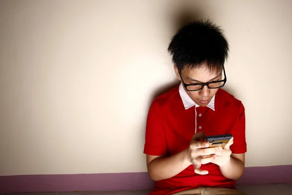 Copil adolescent folosind un smartphone — Fotografie, imagine de stoc