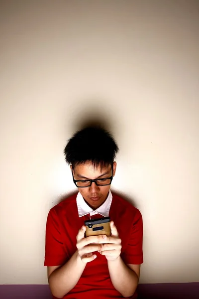 Teenage kid using a smartphone — Stock Photo, Image