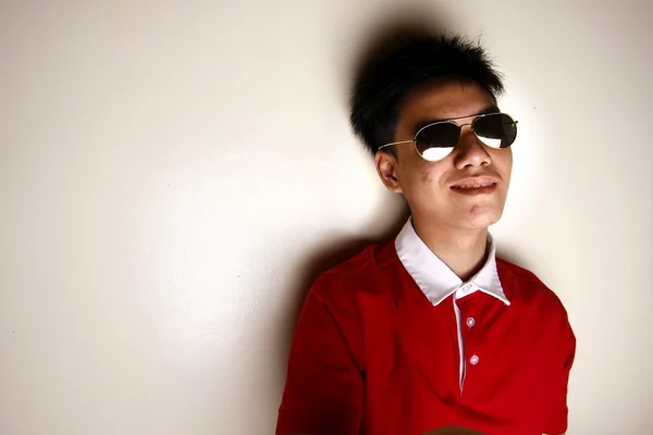 Adolescent portant une chemise rouge et des lunettes de soleil — Photo