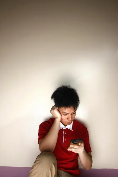 Ragazzo adolescente utilizzando uno smartphone — Foto Stock